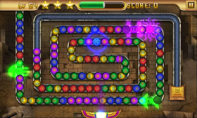 Egypt Legend: Temple of Anubis: farbige Kugeln mit eingeprägten Zeichen laufen über eine Doppelschiene, oben links steht Lv 54 mit drei Sternen, rechts Score 0
