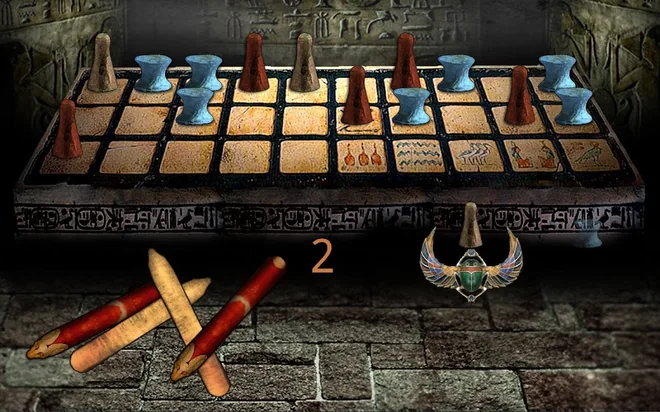 Senet: Brett mit drei Reihen zu zehn Feldern, dunkelroten Kegeln und blauen Spulen, davor vier zweifarbige Wurfstäbe und die geworfene Zahl 2