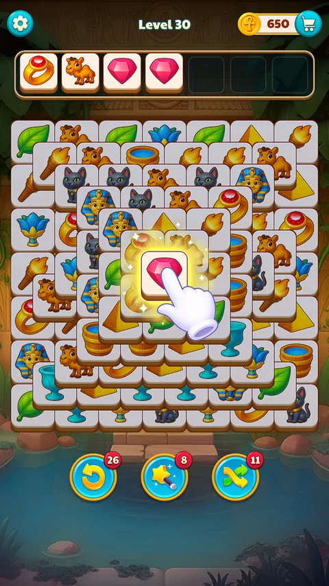 Tile Pyramid: Level 30 über einem Wasserbecken, dicht gestapelte Kachelschichten mit Kamel, Fackel und Pharaonenmaske, Booster-Zähler 26, 8 und 11